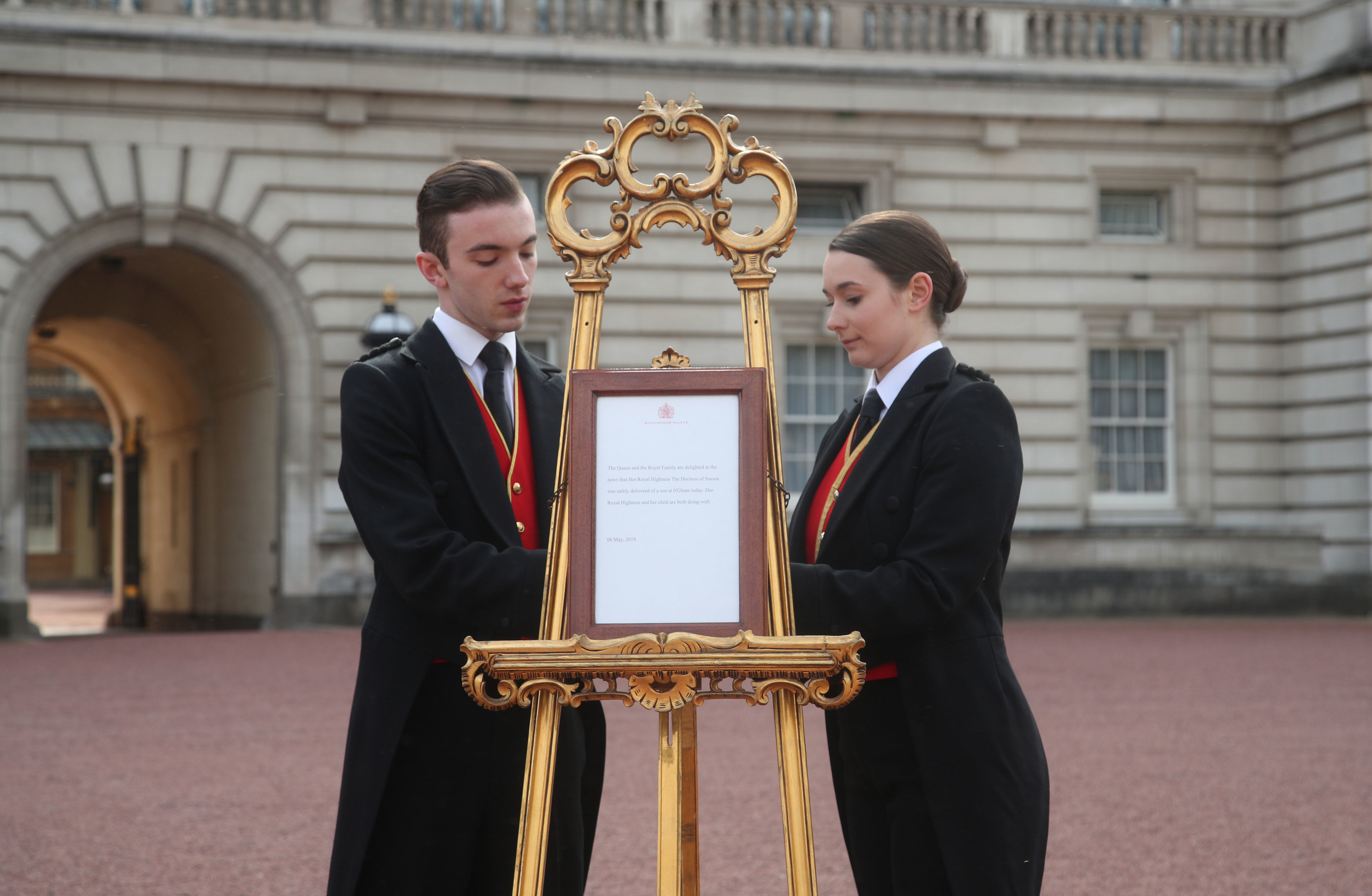 LONDON, ENGLAND - MAY 06: The official notice of the birth of a baby boy to the Duke and Duchess of Sussex is placed outside Buckingham Palace on May 6, 2019 in London, United Kingdom. Meghan, Duchess of Sussex gave birth to a baby boy weighing 7lbs 3oz at 05:26 BST. (Photo by Yui Mok - WPA Pool/Getty Images)