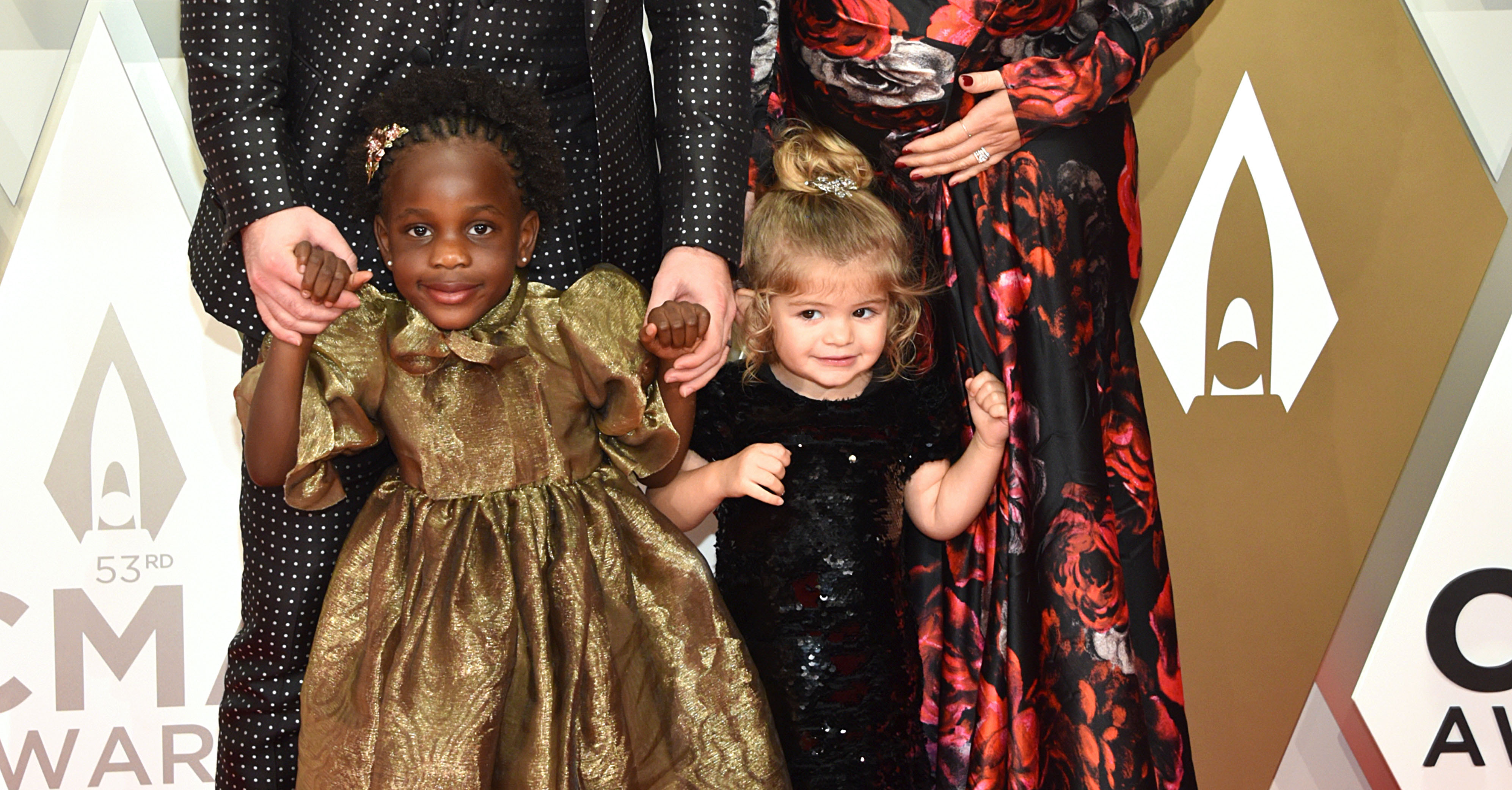 NASHVILLE, TENNESSEE - NOVEMBER 13: (FOR EDITORIAL USE ONLY) (L-R) Willa Gray Akins, Thomas Rhett, Ada James Akins and Lauren Akins attend the 53rd annual CMA Awards at the Music City Center on November 13, 2019 in Nashville, Tennessee. (Photo by John Shearer/WireImage,)