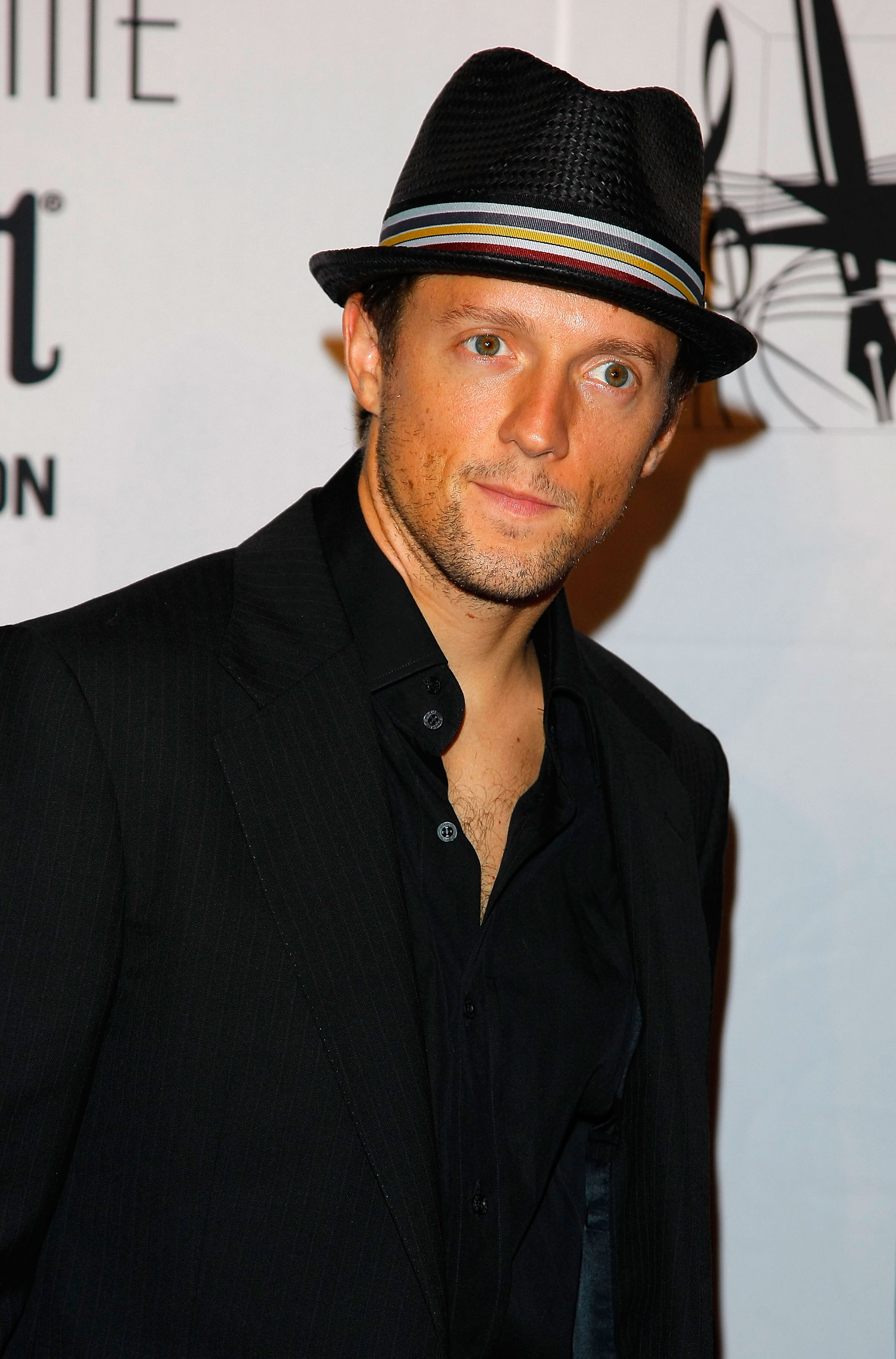 Jason Mraz flashes a grin on the red carpet during the 40th Annual Songwriters Hall of Fame Ceremony on June 18, 2009 in New York City